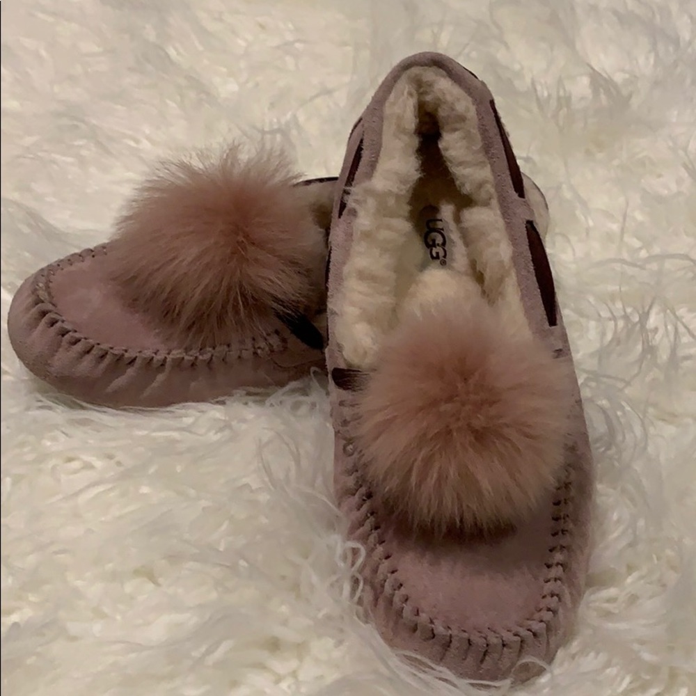 UGG CLOSED SLIPPERS!